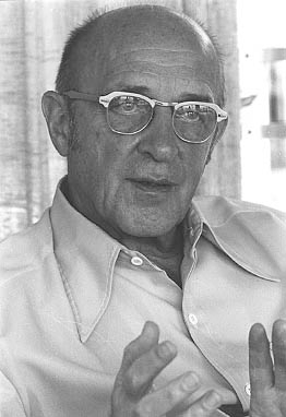 Carl Ransom Rogers (1902-1987) terapeut 1951 Client Centered Therapy (na klienta zaměřená terapie) klient subjektem léčby potřeba