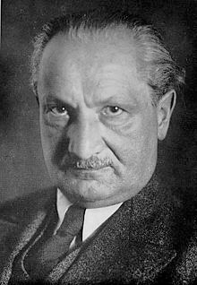 Martin Heidegger (1889-1976) Německý fenomenologický filozof, žák Edmunda Husserla 1927 - Bytí a čas - jsoucno, které se stará o svou existenci - Dasein 1947 - kontaktován Medardem Bossem a společně