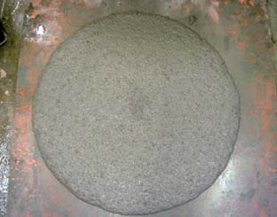11 Synthetic fibres cause the blocking of fresh concrete Obr. 12 I PP kompaktnost čerstvého betonu a) s polypropylenovými vlákny, b) s ocelovými vlákny Fig.