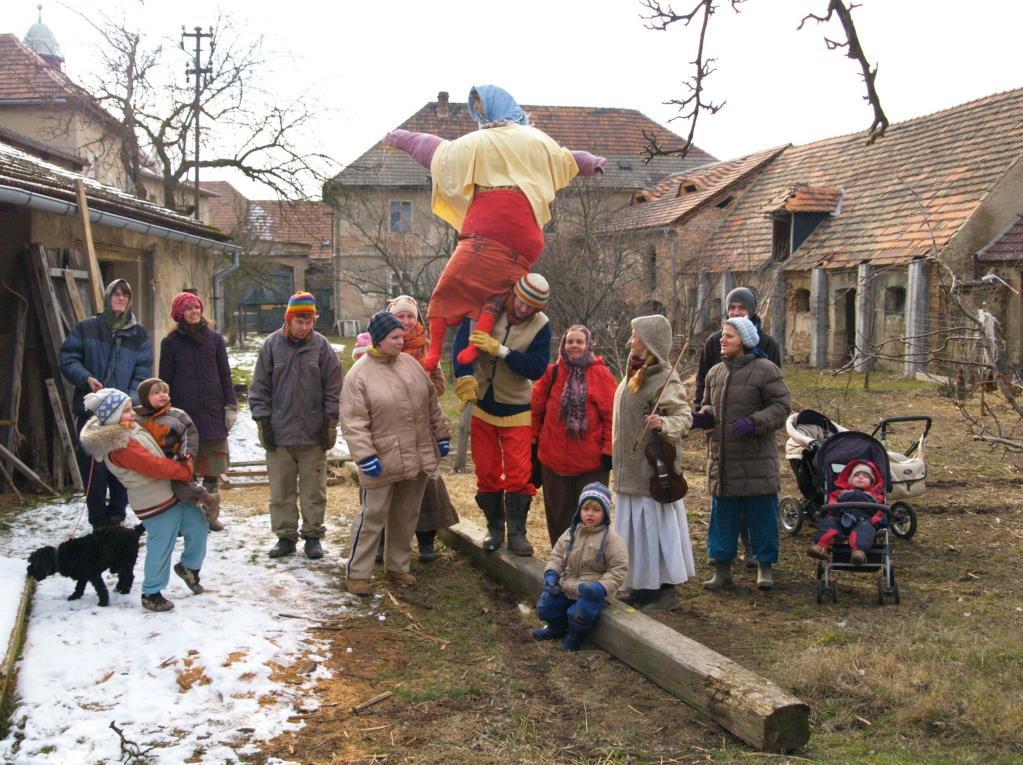 Kromě práce se také bavíme, zpíváme, cvičíme nebo malujeme. O víkendu jezdíme na výlety, na výstavy, do lesa nebo do kina.