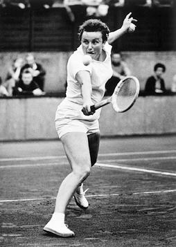 noha na několik týdnů do sádry. Dalších dvou velkých grandslamových úspěchů dosáhla v letech 1957 a 1963, kdy se probojovala do semifinále Roland Garros.