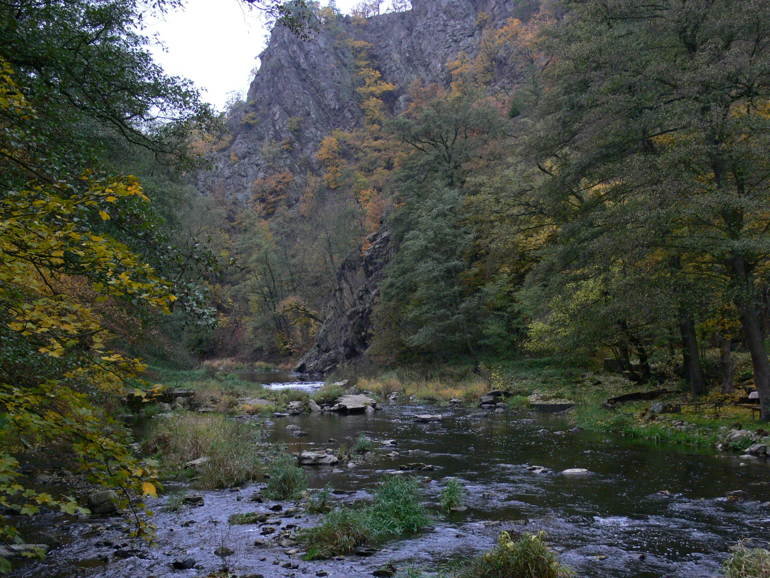 POD LEVNOVEM (Loc: N 49 8'15 - E 16 14'29) Na 120m vysokém ostrohu stojí zřícenina hradu Levnov (obr.