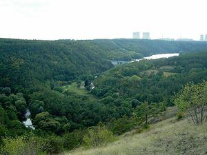 MOHELNO (Loc: N 49 6'56 - E 16 11'28) Obec se nachází mezi dvěma řekami Jihlavou a Oslavou, byla přejmenovaná po prehistorické neolitické mohyle odkryté na návrší.