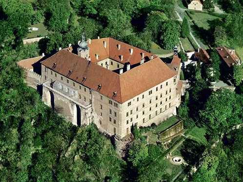 NÁMĚŠŤ NAD OSLAVOU (Loc: N 49 12'26 - E 16 9'30) Malé město na úpatí Vysočiny, 40 kilometrů západně od Brna, leží na dolním toku řeky Oslavy. Místní jméno Náměšť je původem české.