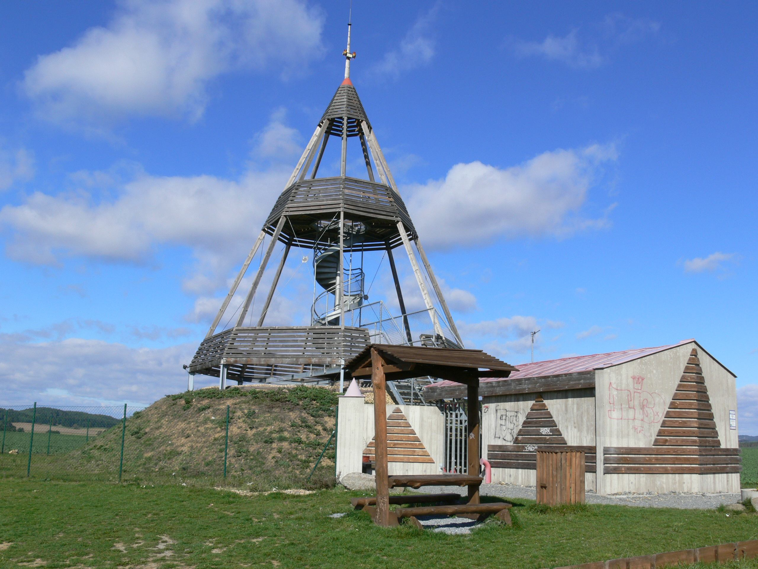 NALOUČANY (Loc: N 49 13'58 - E 16 8'6) Jméno obce pochází od výrazu "na lučí" tj. na loukách.