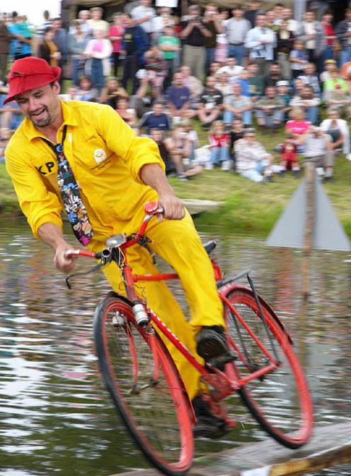 Dodnes jsou velmi dobře patrné i některé gotické detaily portálek vchodu do patra i přízemí, gotická ostění tří oken a krakorce v prvním poschodí. V přízemí věže se nacházela ještě v 19.