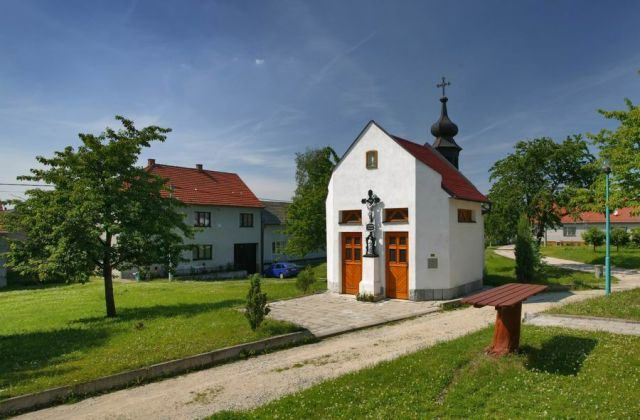 obr. 55: Kaple KOJATÍN (Loc: N 49 14'37 - E 16 0'38) Jméno vesnice (původně Kojytín) je odvozeno od zakladatele Kojaty.