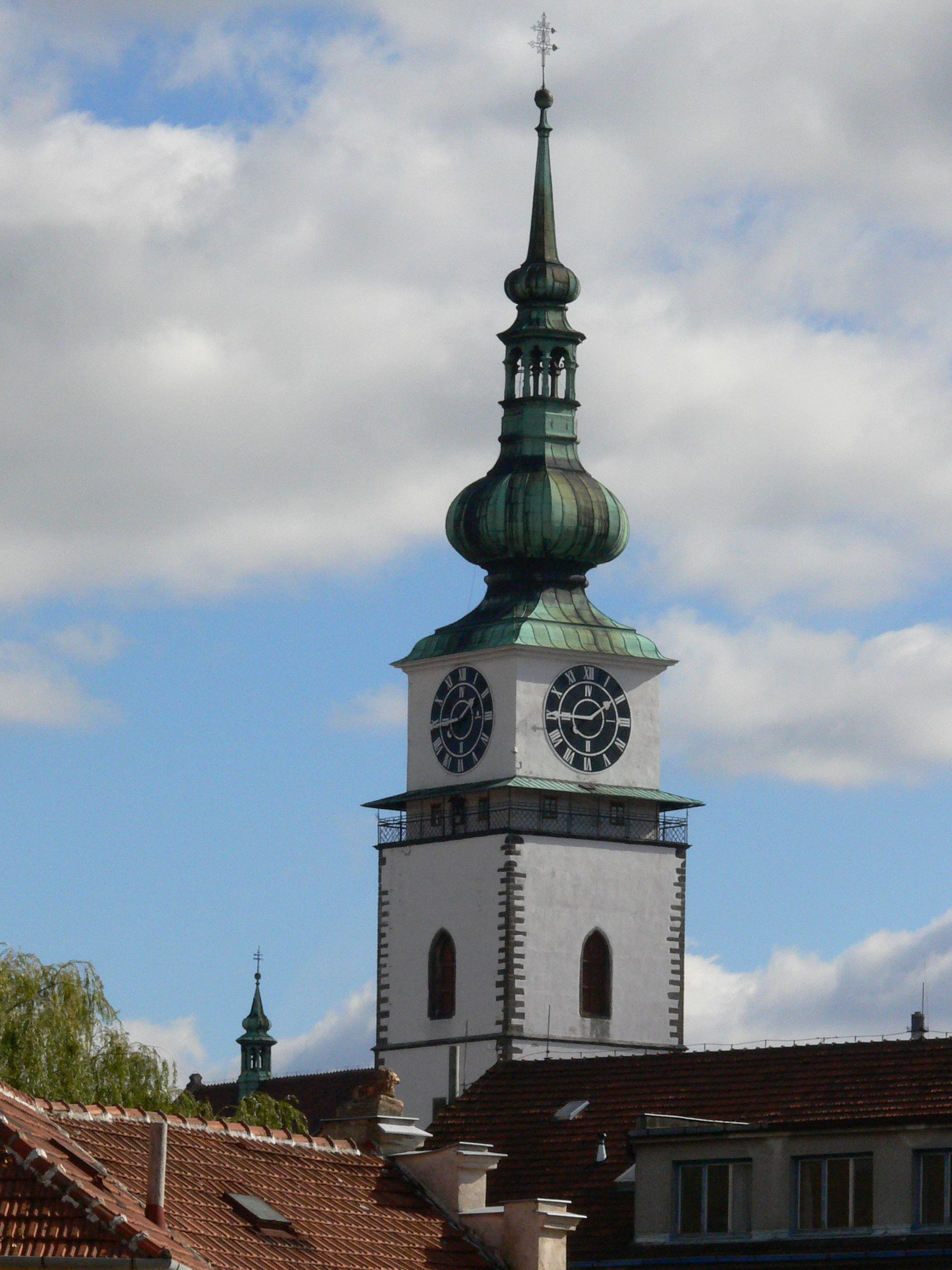 TŘEBÍČ (Loc: N 49 12'53 - E 15 52'53) Třebíč je rozložena na obou březích řeky Jihlavy, která tvoří přirozenou osu města i celého třebíčského okresu.