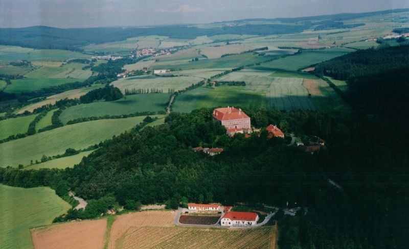 STAŘEČ (Loc: N 49 11'52 - E 15 49'40) Stařeč je městys ležící v těsné blízkosti na západ od města Třebíče. První zmínky o Starči pochází z roku 1259, kde byla zmínka o Hedmaru de Steritz. Od 12.