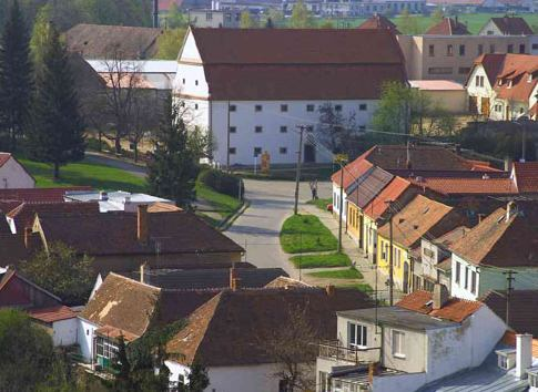 Dále zde nalezneme významnou technickou památkou, kterou je jedna z nejstarších kamenných přehrad ve Střední