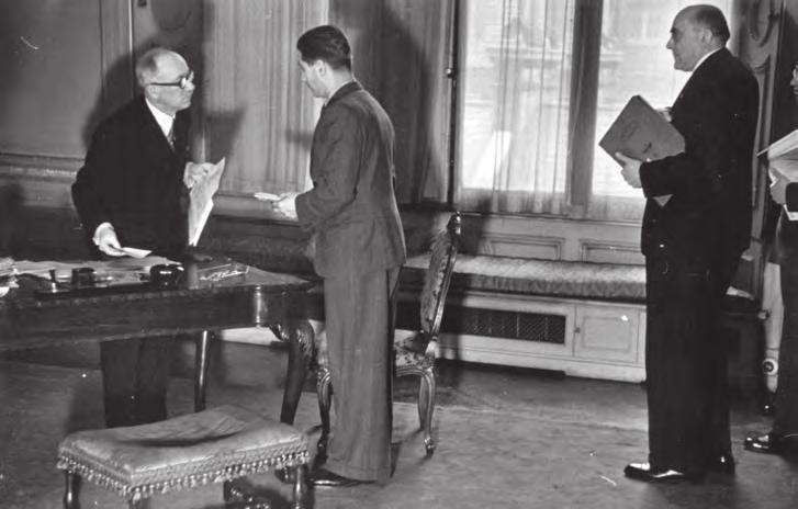 ARCHIVNÍ FONDY E. Táborský hovoří s E. Benešem v den slibu československé vlády v přítomnosti J. Smutného.