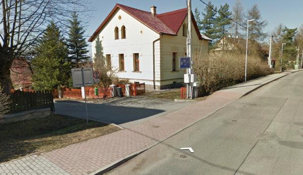 9. Křižovatky Úzká a Revoluční x 5. května Stávající stav: Auta napojující se z ulic Úzká a Revoluční na hlavní komunikaci 5. května jedou do kopce přes chodníkový přejezd.