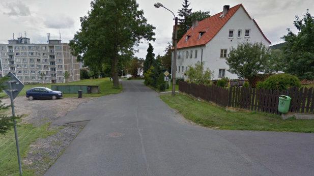 Navržené úpravy: Účelová komunikace napojující s na ulici K Rybníku je zjednosměrněna, tím se zabrání vyjíždění aut do ulice K Rybníku.