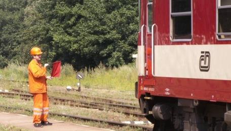 za sebou dávanými houkačkou, píšťalkou nebo lokomotivní houkačkou jedním
