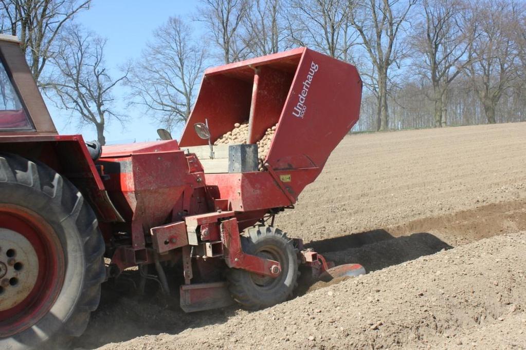 4.1.5 Sazeč Underhaug 3000: Dvouřádkový sazeč, vybaven sklopným hydraulickým zařízením s minerálním přihnojováním. Korečkové dopravování hlíz do řádků.