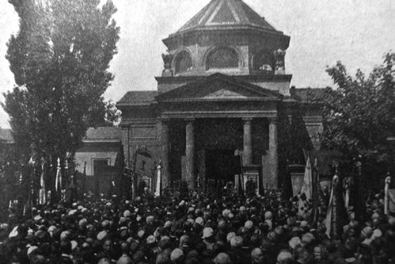 Z. R. Nešpor: Pohřební zvyklosti mladé církve 1. Účastníci pohřbu Karla Farského před provizorním pražským krematoriem. Přetisk z Českého zápasu 1927.