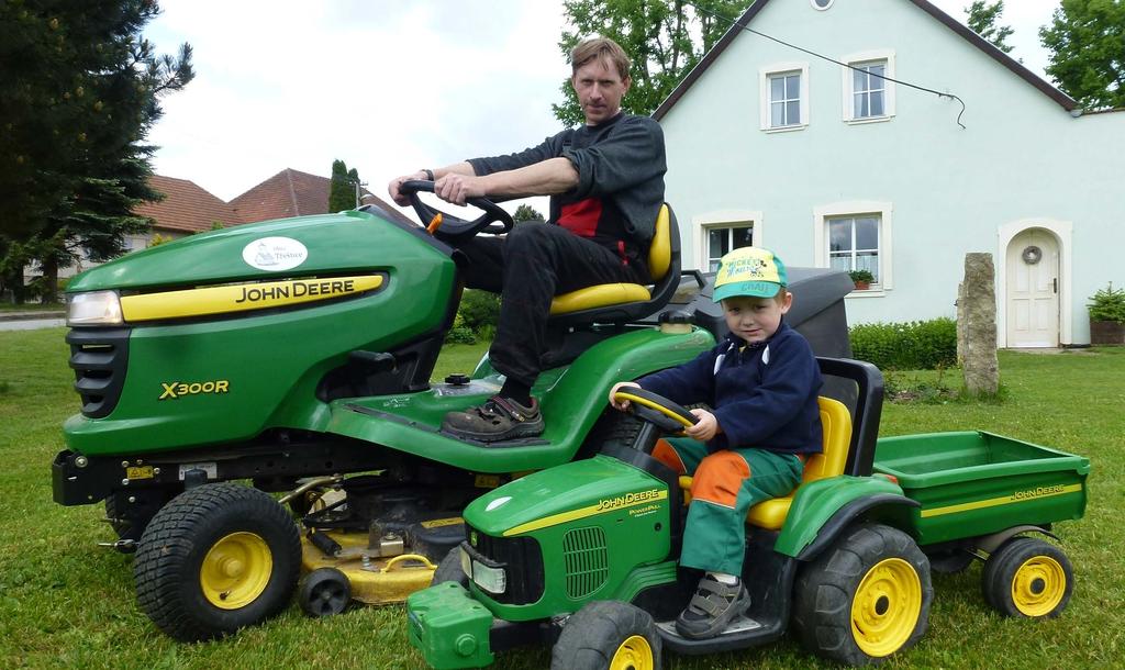 Zahradní traktůrek JOHN DEERE X 300 R, r.v. 2008, záběr 112 cm, motor- zážehový vzduchem chlazený dvouválec, výkon 16,5 HP.