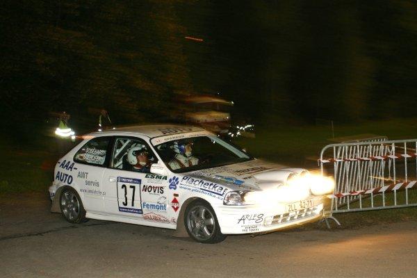 Auto a jeho historie Honza:"Vystřídali jsme celkem čtyři auta stejné značky Honda Civic 1,6 Vti. Vůz disponuje asi 189 PS.
