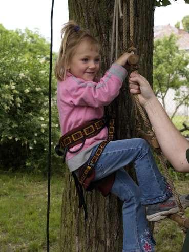 V neděli 3. 6. 2007 jsme na zahradě Spolkového domu uspořádali společně se skauty oslavu dne dětí a tatínku nazvanou Mámo, táto budeme si hrát.