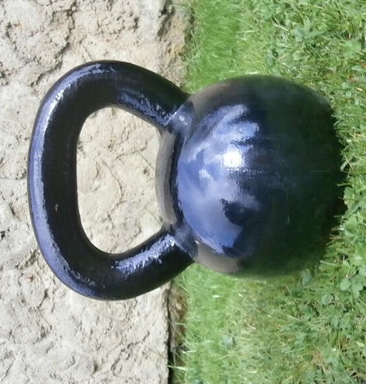 Obr. 1 Kettlebell Jeho váha je standardně odstupňována po 8 kilogramech. Nejčastěji se vyrábí 16 kg, 24 kg a 32 kg.