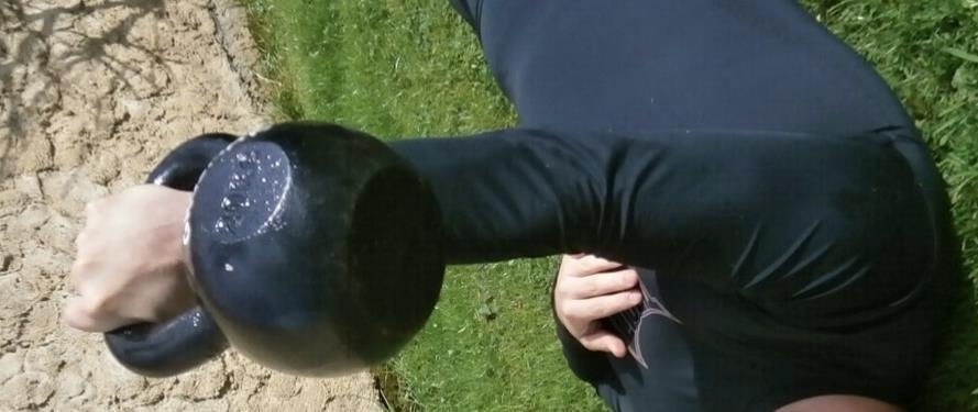 Obr. 3 Zátěž působící mimo osu těla, funguje jako páka pro ramenní kloub 3.11.1 Vybrané cviky s kettlebellem Pro rozcvičení se, byly vybrány dva cviky, dle Tsatsoulina 2006.