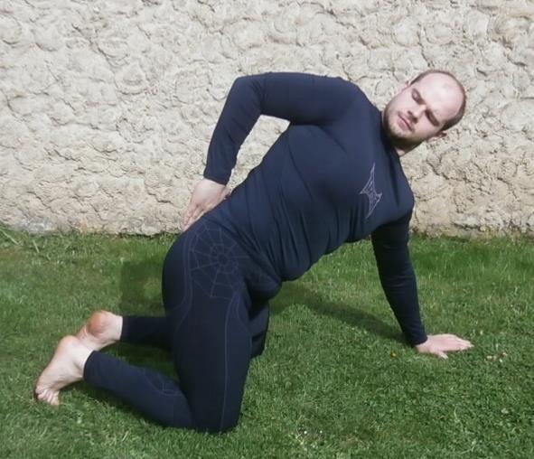 Obr. 24 Konečná pozice: rotace směrem nahoru. Pánev je pořád pevně fixována na místě tak, aby se pohyb odehrál v páteři. Terapeutická jednotka číslo 3 V pořadí 3. schůzka proběhla 16. 11. 2015.