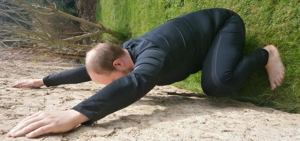 Obr. 26 Konečná pozice: v hlubokém dřepu, čelem ke stěně. Kvůli Vánočním svátkům a delší pauze mezi jednotkami představuji probandovi kettlebell.