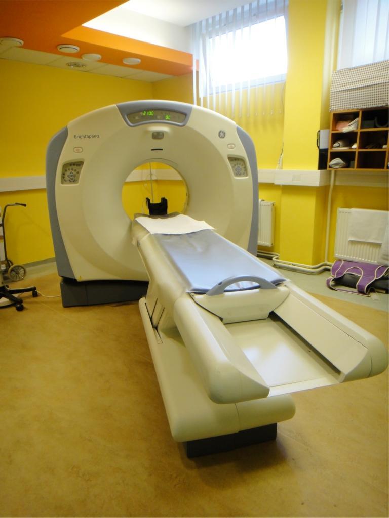 Obrázek 3 Výpočetní tomografie (zdroj: www.rdgcentrum.webnode.cz) 4.4 MR Angiografie (MRA) Proton je kladně nabitá částice, která rotuje kolem své osy. Tento pohyb se nazývá spin.