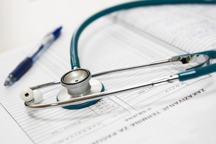 opakované interrupce, vrozená nedostatečnost pojivových tkání a hypermobilita podporované špatnými pohybovými návyky, některá léčiva (antidepresiva, antiparkinsonika, myorelaxans látky uvolňující