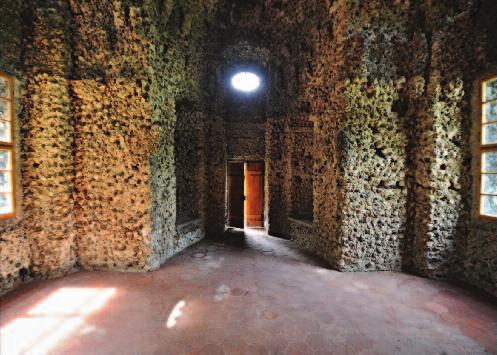 Eliáše je jednou ze tří menších staveb v bývalém klášterním komplexu karmelitek na Malé Straně, ke kterým se nezachovaly žádné dokumenty.
