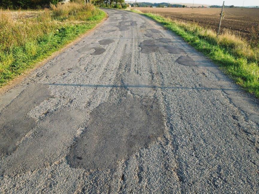 Po odstranění výtluku vzniká vysprávka, která je sama o sobě, zvláště v případě špatného provedení, také poruchou.