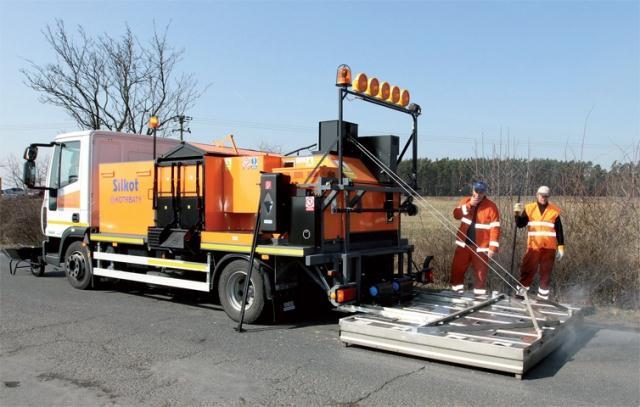 6. TECHNOLOGIE ITHR VYSPRÁVKY ASFALTOVÝCH KRYTŮ INFRAČERVENÝM OHŘEVEM S VYUŽITÍM ASFALTOVÉHO R-MATERIÁLU Infra Thermo Homogenizační Regenerace je technologie používaná v rámci běžné údržby hutněných