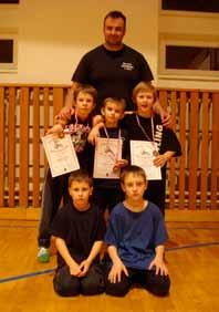 místo váha do 29 kg Jakub Zelený 3. místo váha do 35 kg Alexandr Maslej Zleva trenér J. Janda, J. Křížek, J. Janda, J. Zelený, K. Hnízdil a J. Souček. Pořadí v turnaji: 1. VČSA Ervěnice, 2.