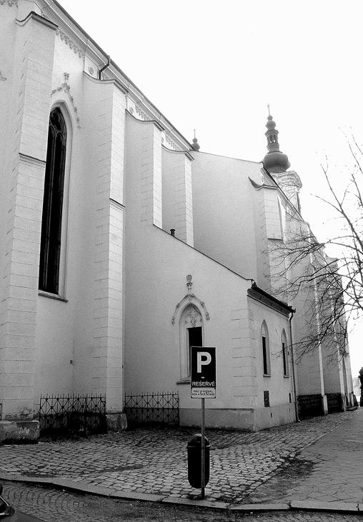 Ostatní prvky jsou historizující, provedené ve štuku. Vysoká úzká okna presbytáře mají patrně původní ostění, včetně kružeb v hrotitých záklencích.