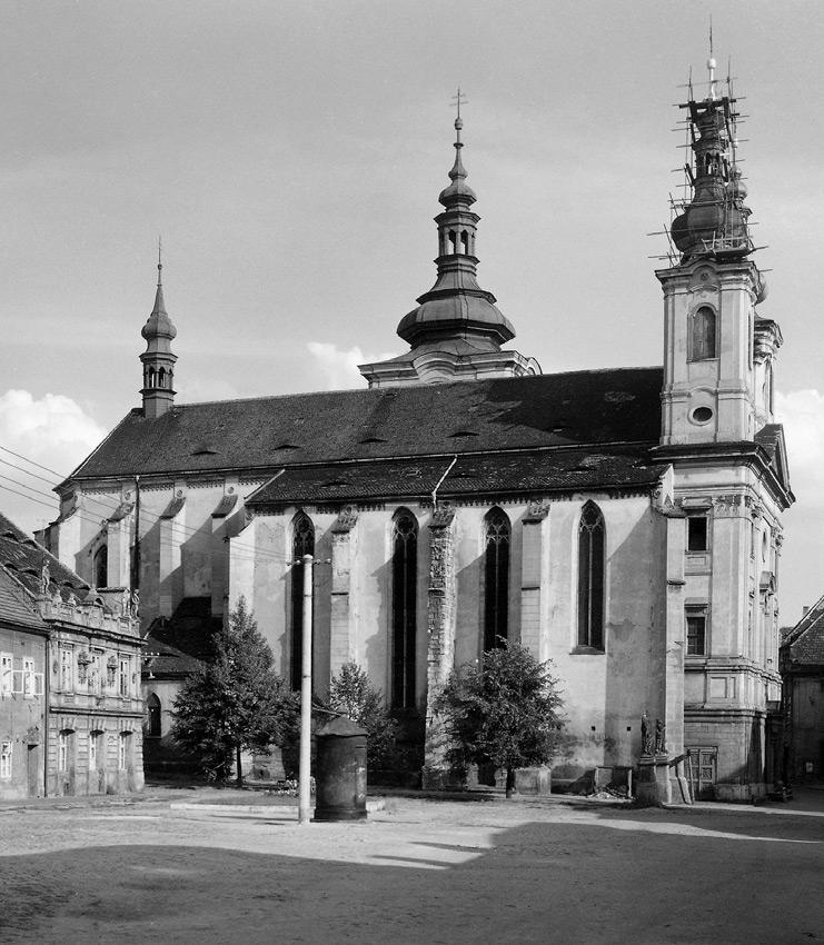 j. Beránek, M. ebel, P. âech - dûkansk kostel nanebevzetí p. marie v Ïatci Obr. 18: Žatec, kostel Nanebevzetí P. Marie. Pohled na kostel od severu. Snímek V.