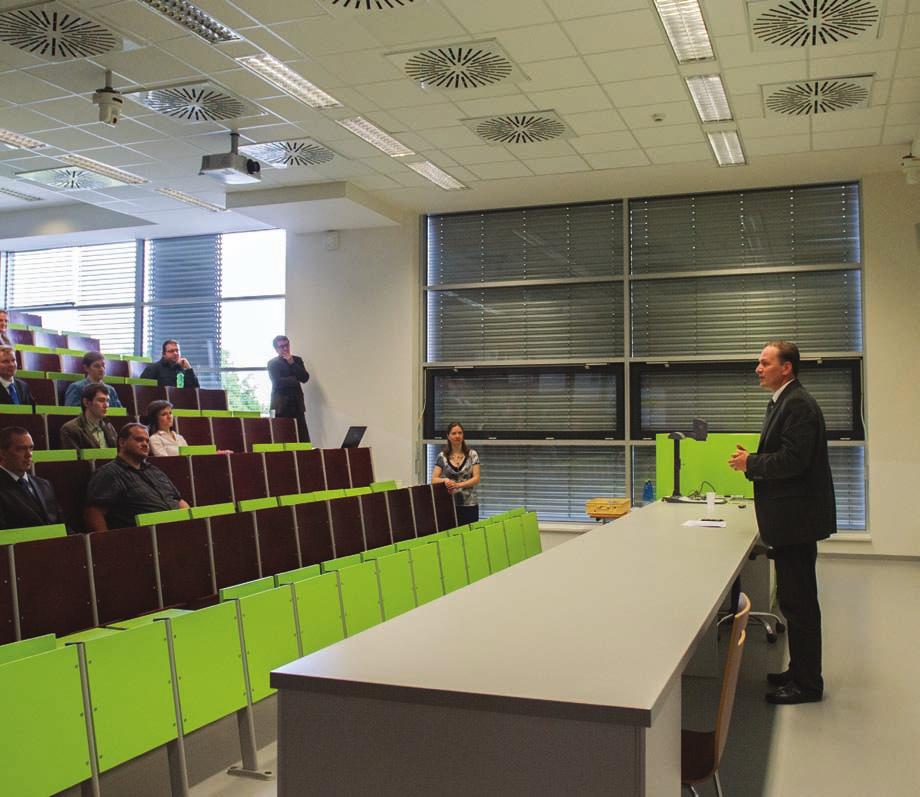 3.3 Studenti na FLD 3.3.1 Studenti v akreditovaných studijních oborech FLD Studenti v akreditovaných studijních programech tvoří dominantní část všech studentů na FLD a tvoří spolu s učiteli základ vzdělávacího procesu.