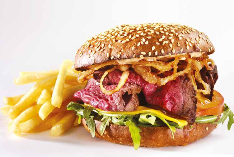 Burgery Burgers БУРГЕРЫ Hovězí burger se slaninou, čedar sýrem a hranolky... Beef burger with bacon, cheddar and chips.
