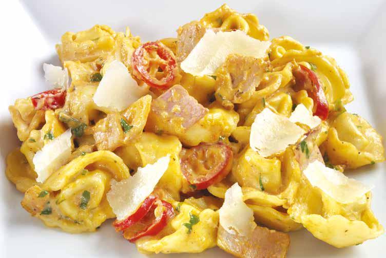 Gemelli s kuřecím masem (vejce, smetana, žampiony, parmazán)... Gemelli with chicken (egg, cream, champignons, parmesan).