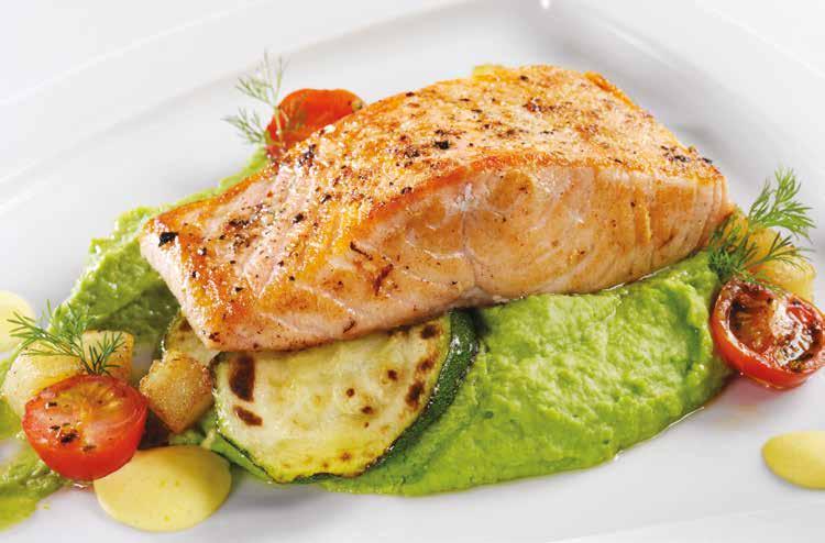 Ryby Fish РЫБЫ 42 259, Steak z lososa s grilovanou cuketou, hráškovo bramborovým pyré a šafránovou pěnou... Salmon steak with grilled zucchini, green pea and potato purée and saffron mousse.