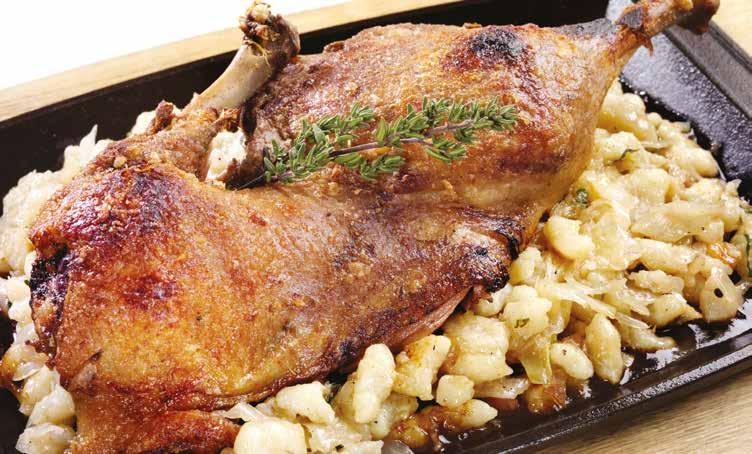 České speciality Czech Cuisine ЧЕШСКИЕ ФИРМЕННЫЕ БЛЮДА 349, 54 Konfitovaná polovina kachny s domácími haluškami a moravským zelím... Confit of half a duck with homemade gnocchi and Moravian cabbage.