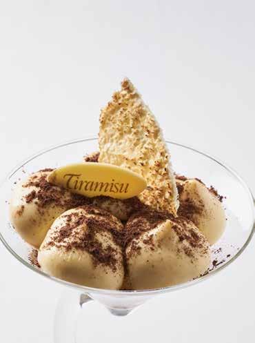 Vanilkové créme brulée... Vanilla crème brûlée... Ванильное крем брюле Palačinky s banánem, čokoládovým krémem a jogurtovou zmrzlinou... Pancakes with banana, chocolate cream and strawberry ice cream.