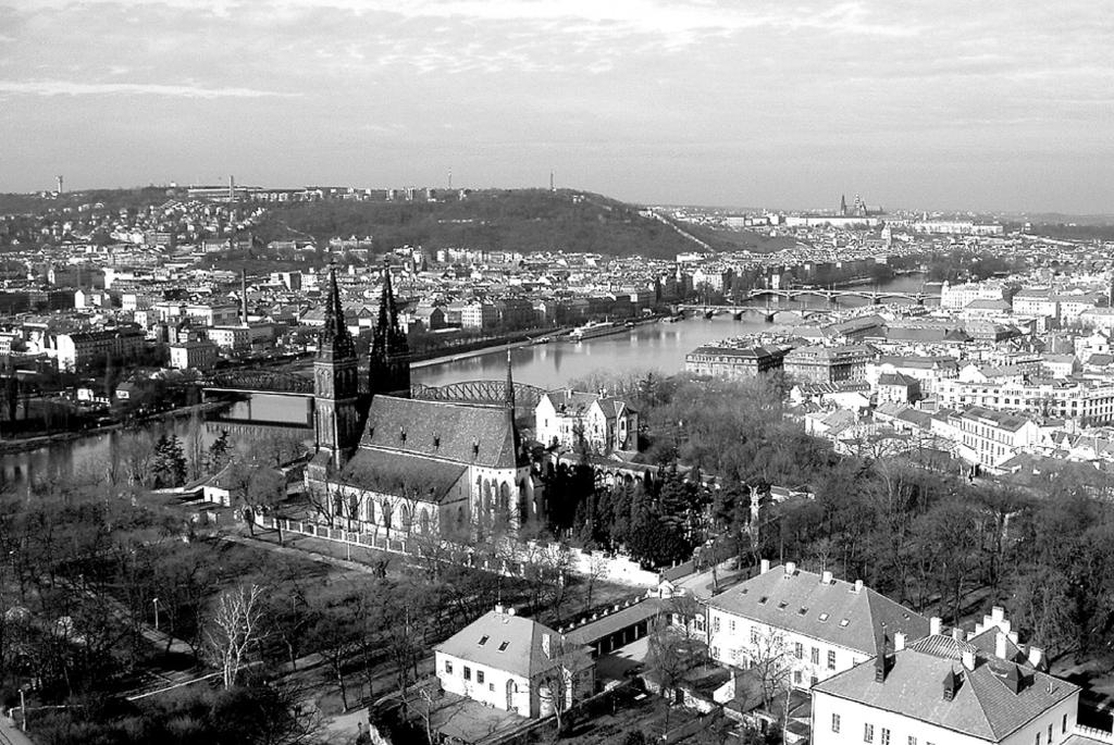 PrÛzkumY památek XII - 2/2005 K PROBLEMATICE VY EHRADU Helena Soukupová Obr. 1: Vyšehrad, letecký pohled na akropoli s chrámem sv.