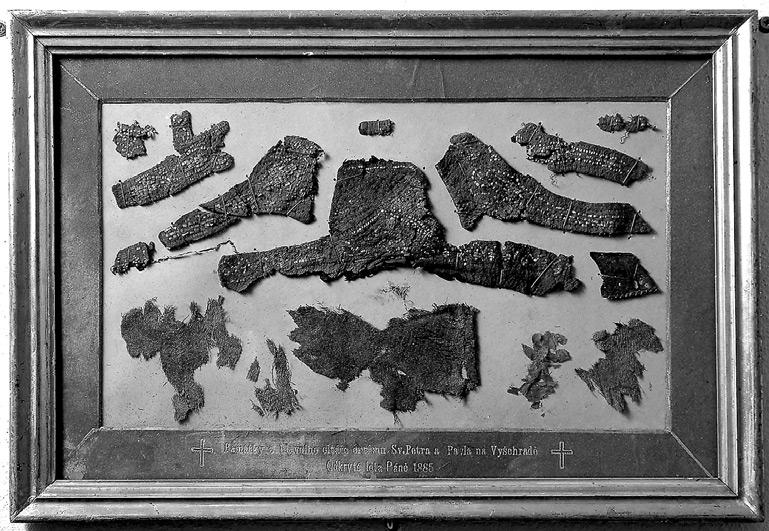 PrÛzkumY památek XII - 2/2005 Obr. 15: Vyšehrad, fragmenty vyšívaných pontifikálních střevíců a hedvábné látky, nalezeno roku 1885 v hlavním oltáři, pravděpodobně z11. století (foto H.