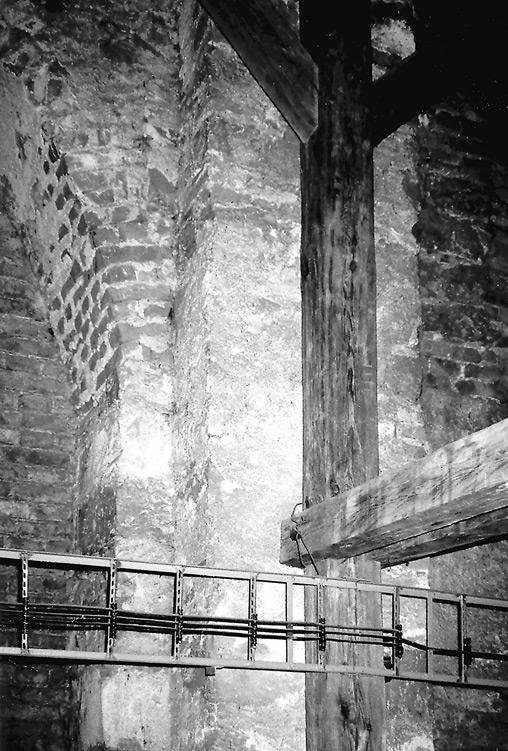 PrÛzkumY památek XII - 2/2005 Obr. 53: Vyšehrad, chrám sv. Petra a Pavla, opěrný pilíř hlavní lodi, začátek 15. století (foto H. Soukupová, 2001).