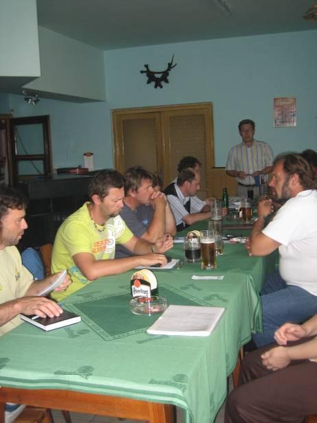 Diskusi řídí předseda sdružení, který ji ukončí, nejsou-li další věcné připomínky nebo návrhy.