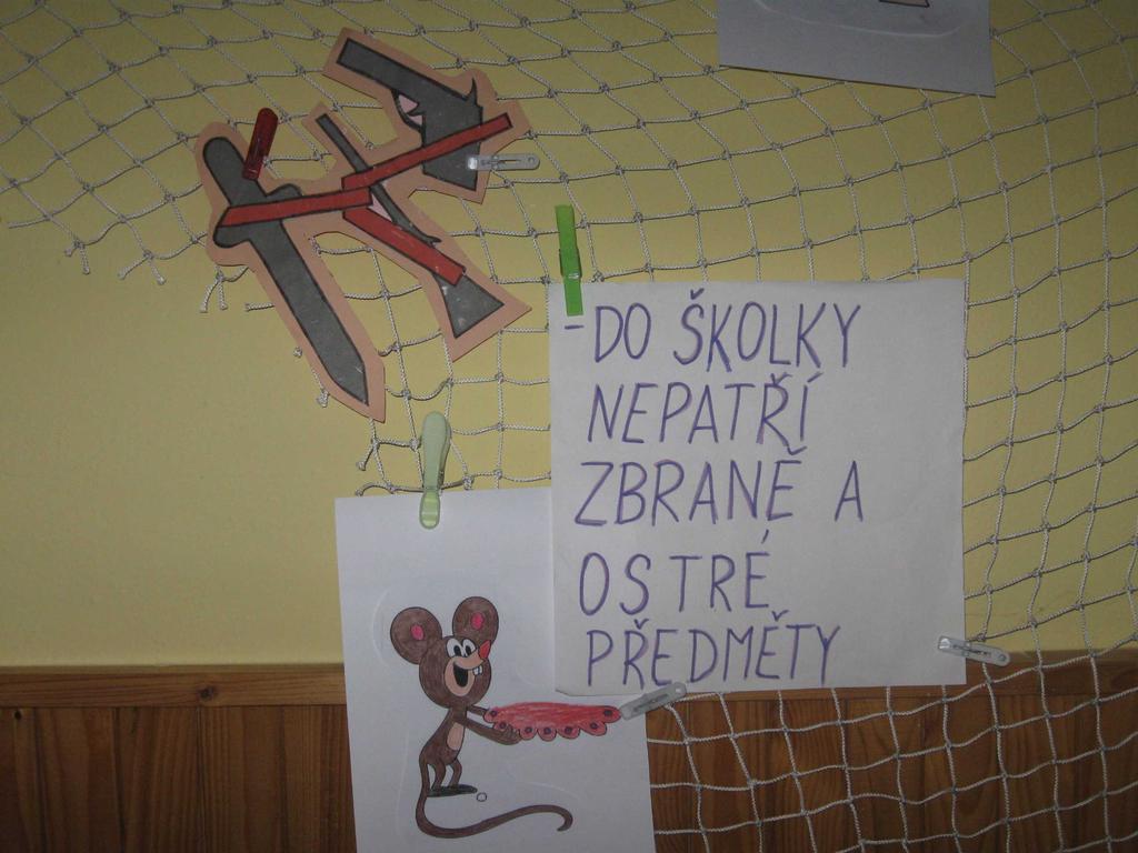 měli chovat, aby se nám tu líbilo.