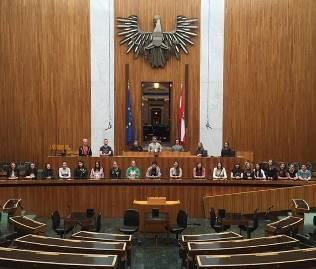 Zájezd započal ve čtvrtek po obědě od budovy školy a první cíl, malebné městečko Mikulov, účastníci spatřili po 5 hodinách jízdy luxusním busem.