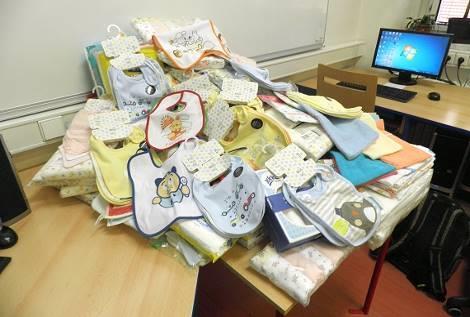 VEŘEJNĚ PROSPĚŠNÁ ČINNOST STUDENTŮ MASARYKOVA GYMNÁZIA Prosinec 2015 Předvánoční sbírka I jedna plenka pomůže sbírka látkových plenek, látkových bryndáčků, froté látkových žínek a dětských vlhčených