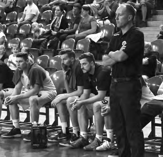 Máme za sebou čtyři kola basketbalové ooperativy NBL a zatím na palubovce marně hledáme opavského křídelníka Filipa Zbránka. ětadvacetiletý křídelník si během přípravného období poranil rameno.