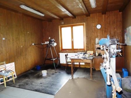 tepelná izolace 10cm, parotěsná folie a z vnitřní dřevěný obklad na pero /drážku, stropní konstrukce dřevěné trámové s viditelnými trámy, konstrukce krovu